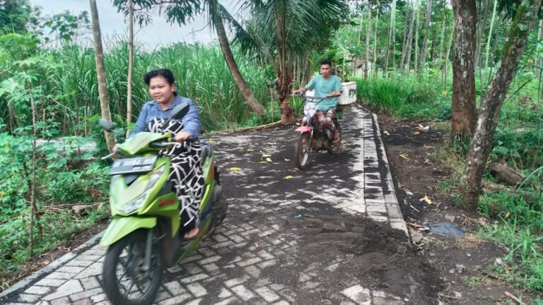 Warga Brabe Tersenyum Lewati Jalan Paving TMMD Ke-128, Tak Lagi Becek dan Berlumpur