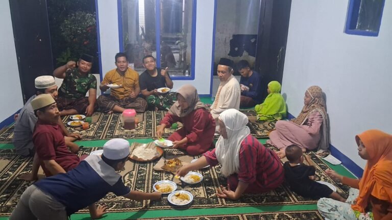 Satgas TMMD Ke-128 dan Warga Makan Bersama, Bukti Nyata Kemanunggalan TNI-Rakyat