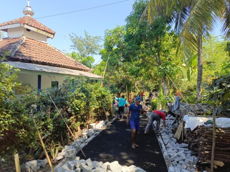 Pengerjaan Pavingisasi di Dusun Klagin Menuju 500 Meter