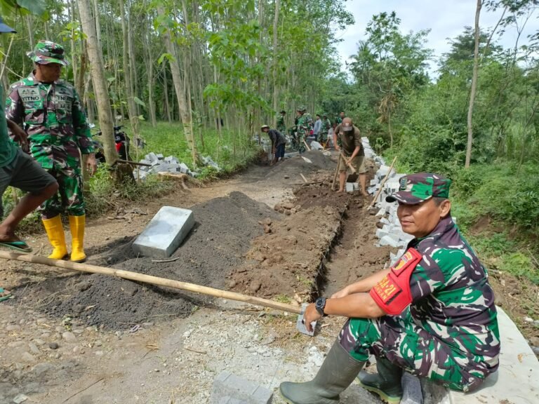 Babinsa Desa Brabe Serma Yance Apresiasi Pembangunan TPT dan Pavingisasi di Dusun Klagin