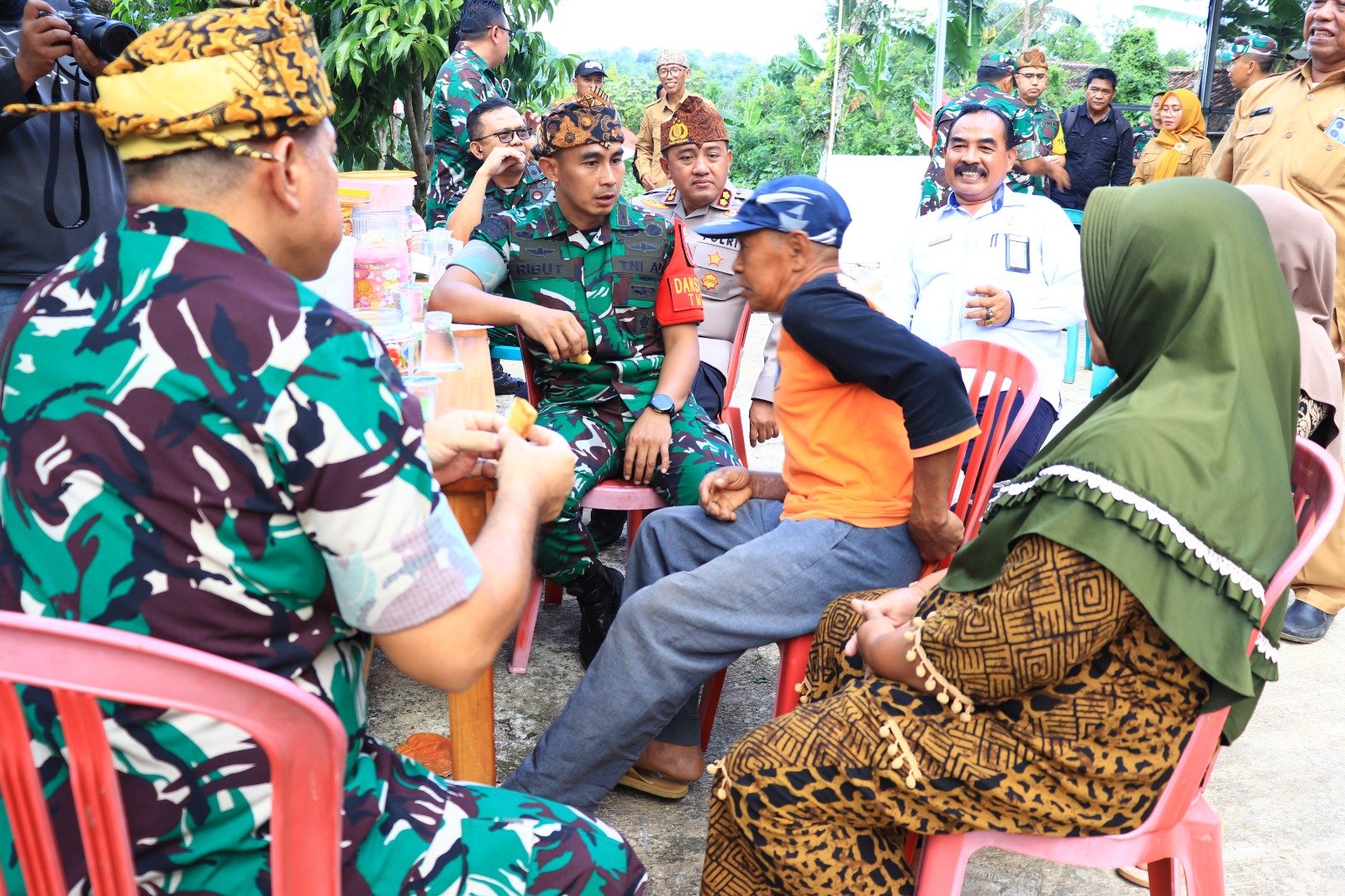 Tim Wasev Sterad TNI Jalin Keakraban Bersama Penerima Manfaat Program TMMD