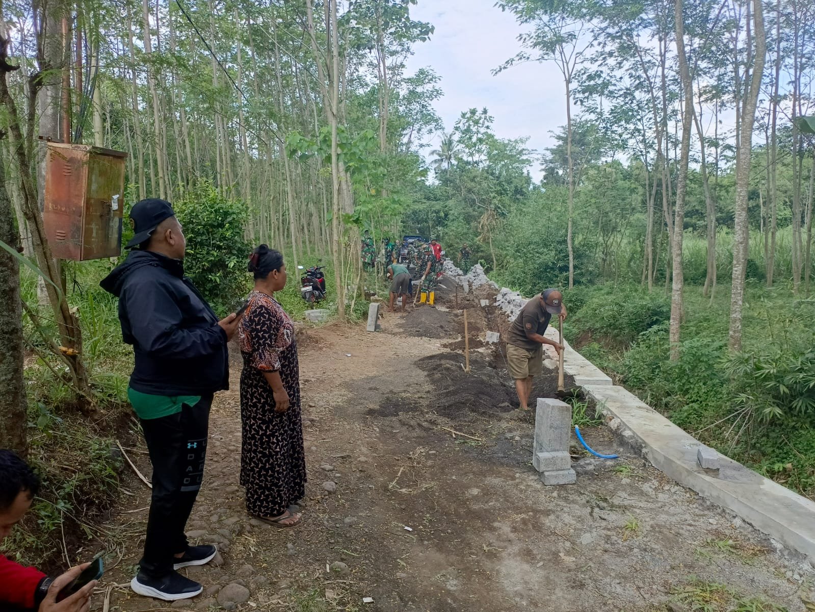 Warga Apresiasi Kinerja Satgas TMMD dalam Pemasangan Paving di Desa Brabe.