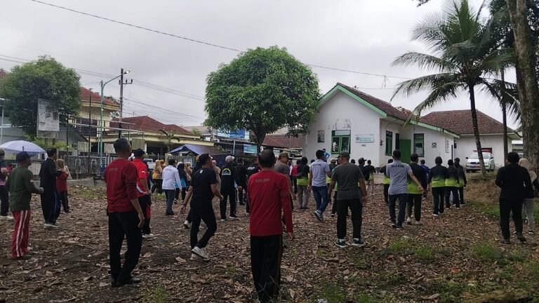 Koramil Dan Polsek Songgon Bersatu Padu: Gelorakan Semangat Bhayangkara Di Halaman Perhutani, Puluhan Warga Bergerak Serentak