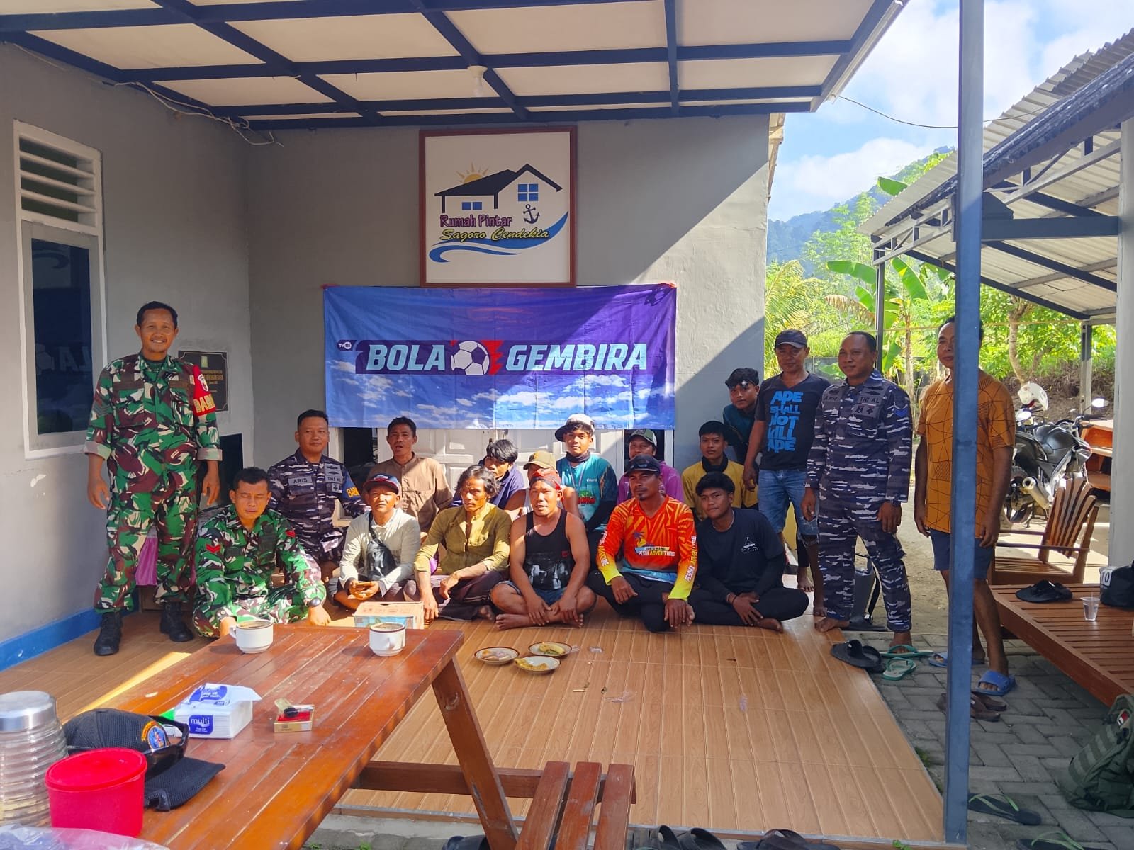 Personel Koramil Pesanggaran, Pos TNI AL bersama Masyarakat Pancer Nobar Kebangsaan Pertandingan Sepak Bola Piala Dunia 2026